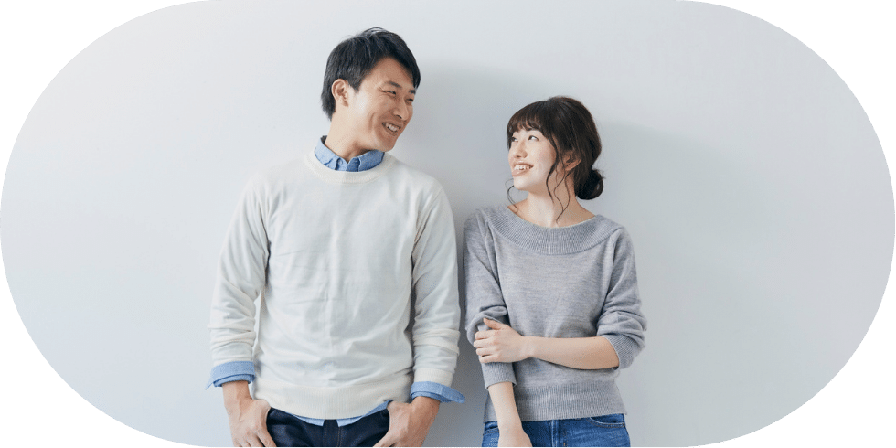 くつろぐカップル
