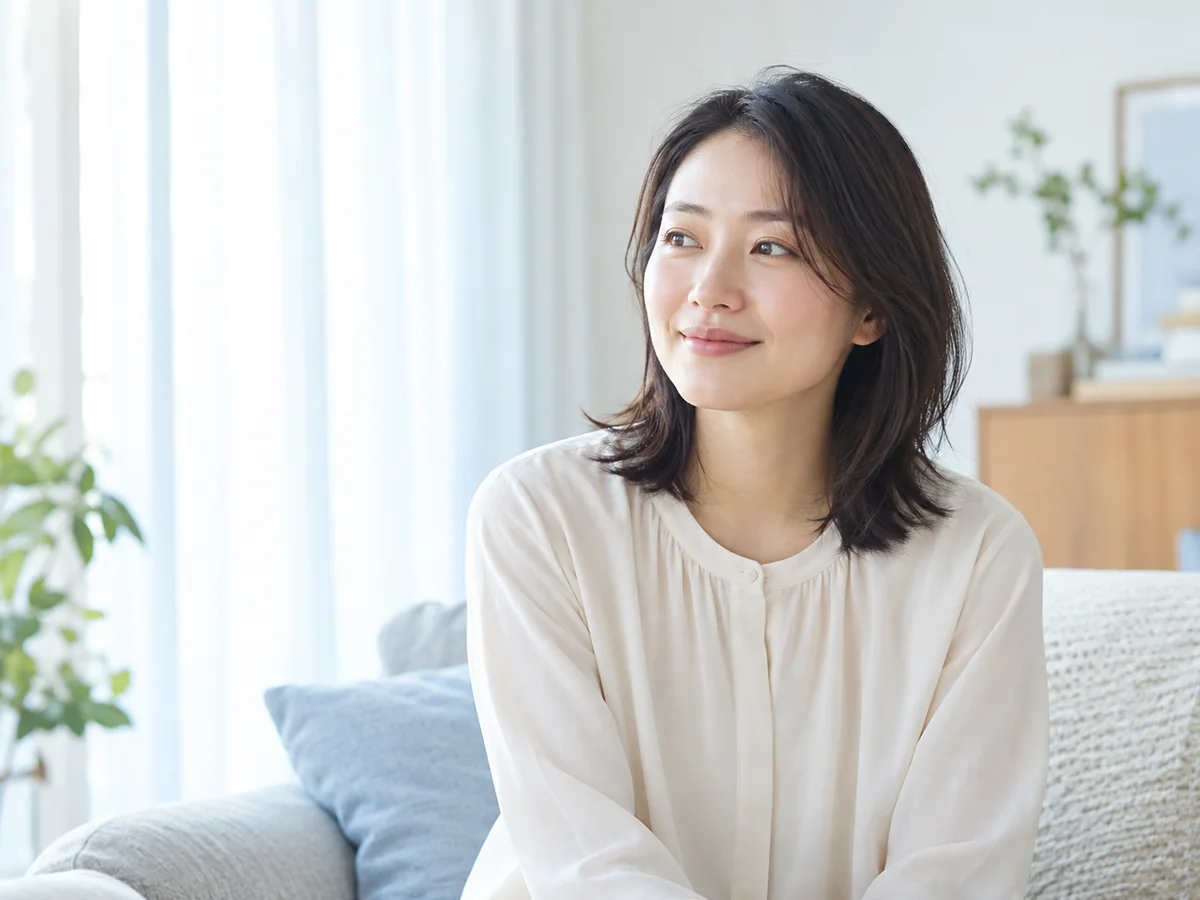 窓辺で穏やかに過ごす女性のイメージ